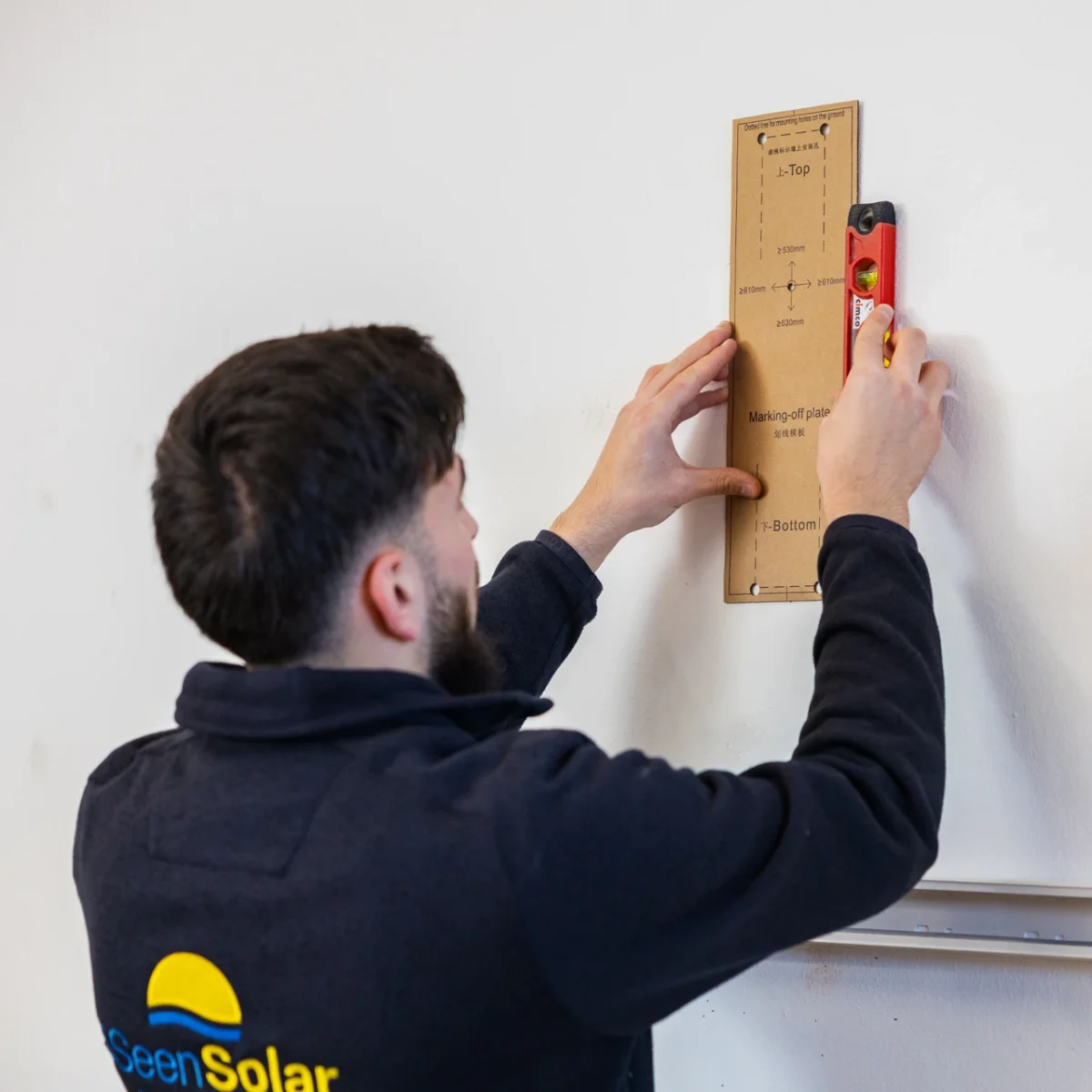 Mitarbeiter von 5 Seen Solar bei der Montagearbeit