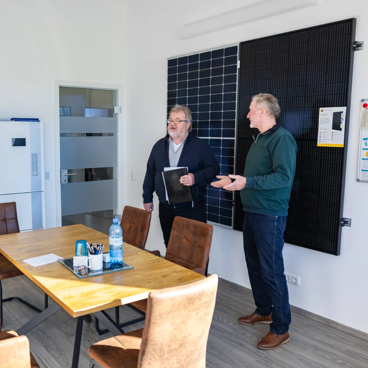 Mitarbeiter von Voltara und 5 Seen Solar erklären das Energiekonzept