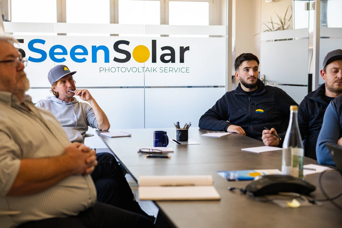 Transparente Teamgespräche im Besprechungsraum von 5 Seen Solar